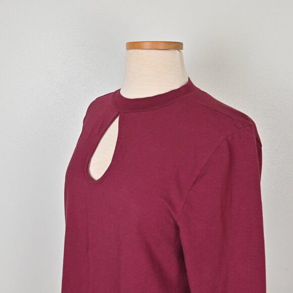 Torrid 90s Retro Foxy Keyhole Open Back Mock Neck Stretch Burgundy Shirt Sz 2 - Picture 5 of 16